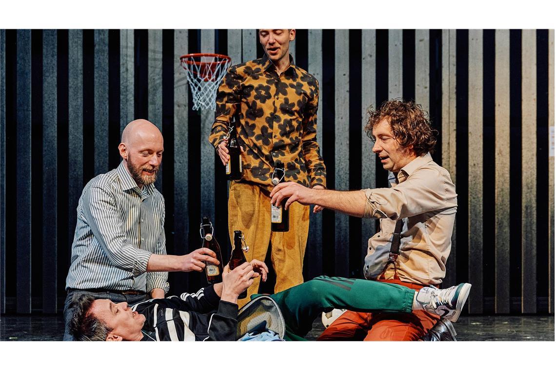 Fläschchen statt Flasche: Vier Männerbabys, der Alkohol und die Frauen Turnlehrer Tommy (Marcus Michalski, liegend) hat es umgehauen. Seine Kumpels Martin (Daniel Großkämper, links), Peter (Reyniel Ostermann, Mitte) und Nikolaj (Felix Jeiter) bleiben unverdrossen feuchtfröhlich.