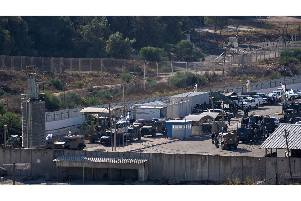 TV-Berichten zufolge fuhren erste Busse mit von Israel freigelassenen Palästinensern vom Ofer-Gefängnis bei Jerusalem ab.