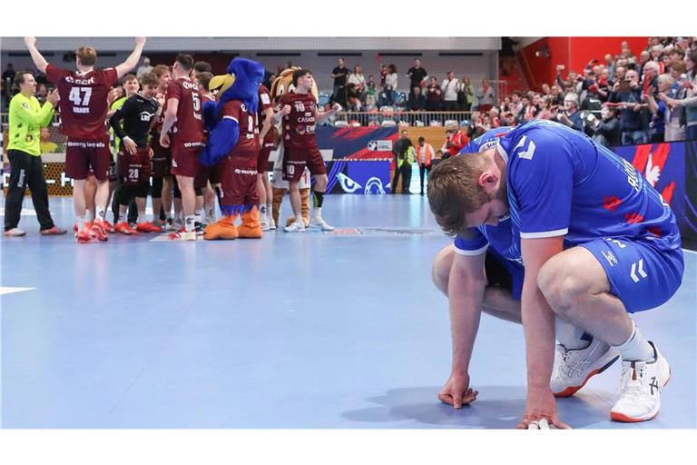 TVB-Abwehrchef Samuel Röthlisberger ist bitter enttäuscht, im Hintergrund jubeln Spieler und Fans des 1. VfL Potsdam.