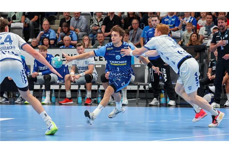 TVB-Spielmacher Max Häfner, bedrängt von Nicolai Theilinger, spielt den Ball ab.