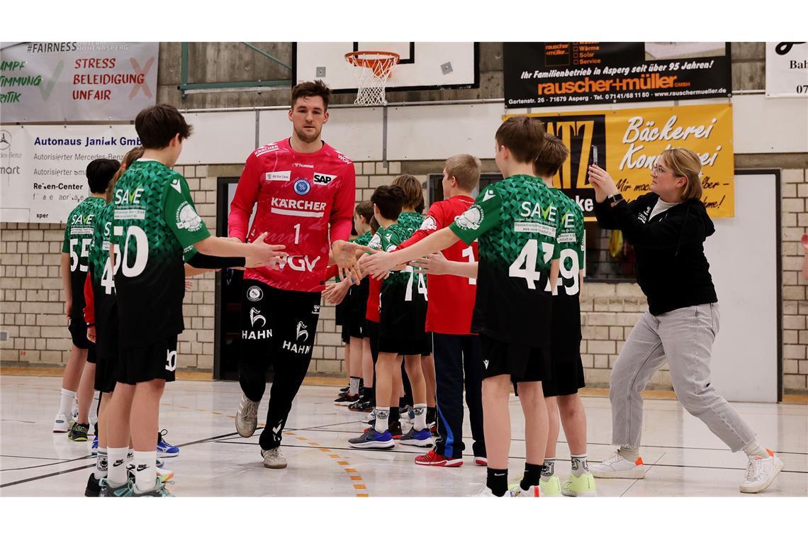 TVB-Torwart Mateusz Kornecki läuft durchs Spalier.