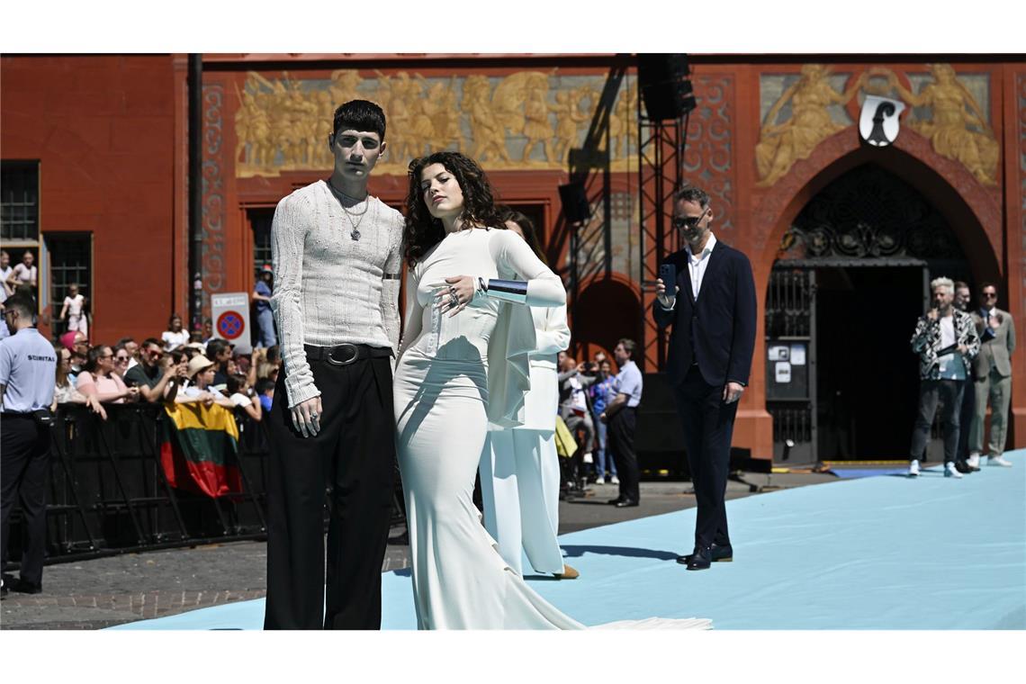 ESC: Favoriten sind cool und Tynna trägt eine Art Brautkleid Tynna zeigt sich in einer Art Brautkleid auf dem türkisen Teppich.