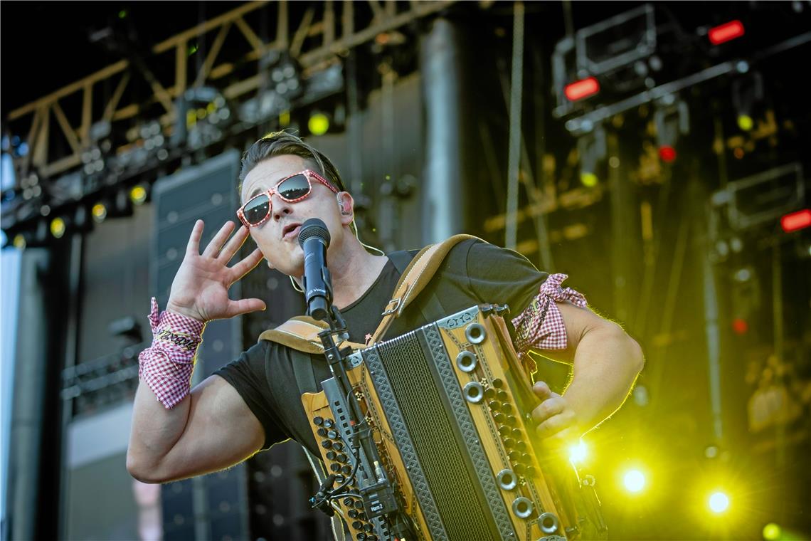 Dirndlparty und Hüftschwung: Andreas Gabalier in Aspach Typisch für Andreas Gabalier: Schweißbänder und Sonnenbrille mit Karomuster.