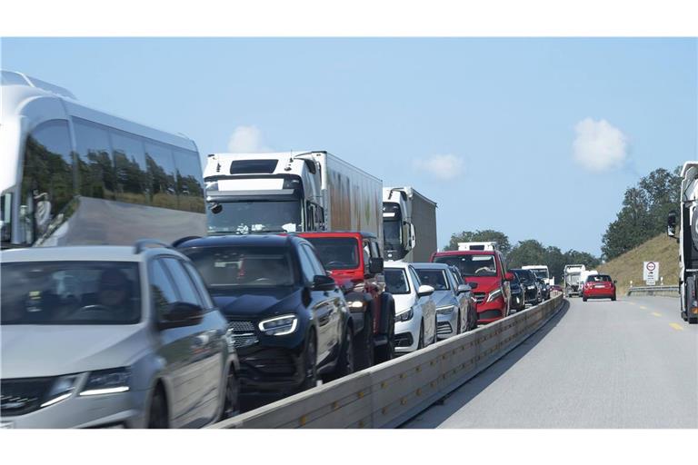 Typischer Anblick: Stau auf der zweispurigen A6.
