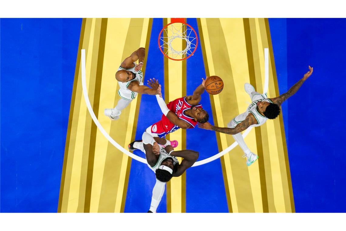 Tyrese Maxey (M) von den Philadelphia 76ers in Aktion.