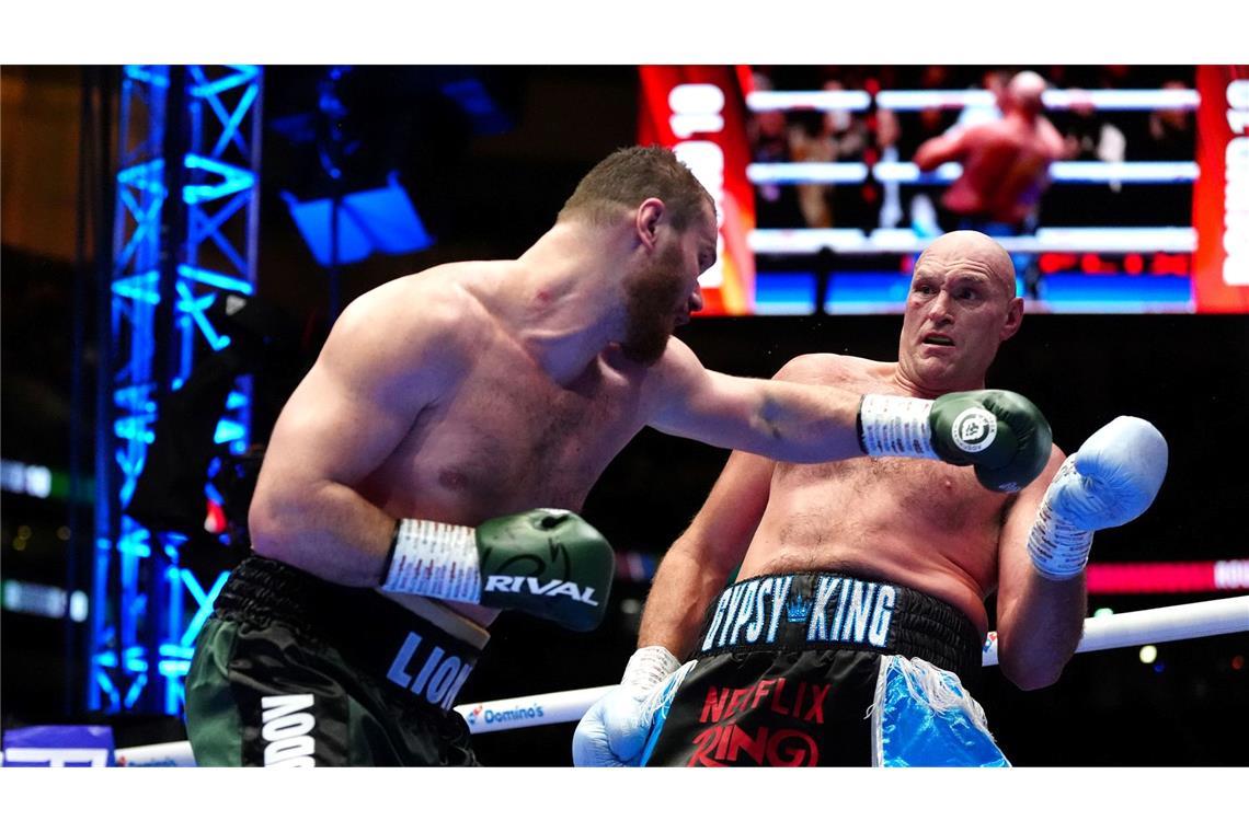Tyson Fury: Viele Schläge von Arslanbek Machmudow gehen ins Leere.