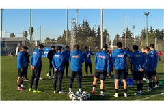 U-19-Spieler bei der Ansprache von Trainer Harun Gülcan im Trainingslager in der Türkei.      
Foto: red