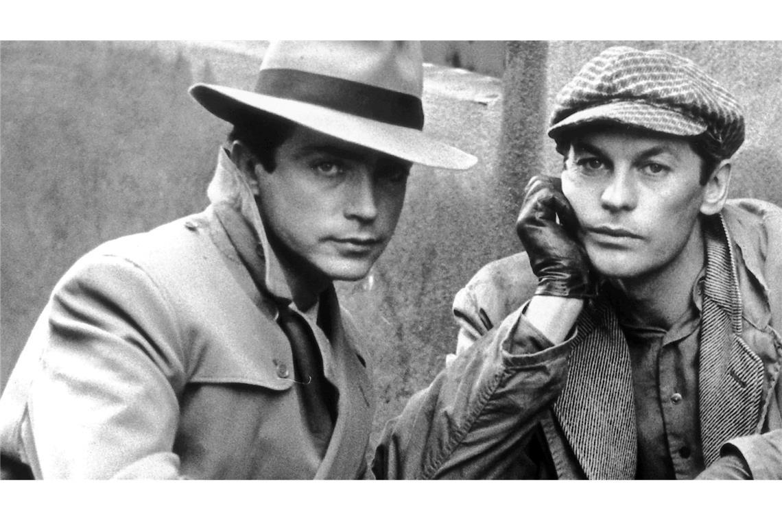 Udo Kier (l) mit Schauspieler Helmut Berger (r) während der Dreharbeiten zu dem Tessari-Film "Das fünfte Gebot". (Archivbild)