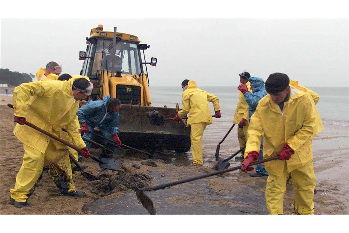 Über 400 Kilometer an Stränden in Frankreich waren von der Ölpest nach dem Untergang der "Erika" betroffen (Archivbild).