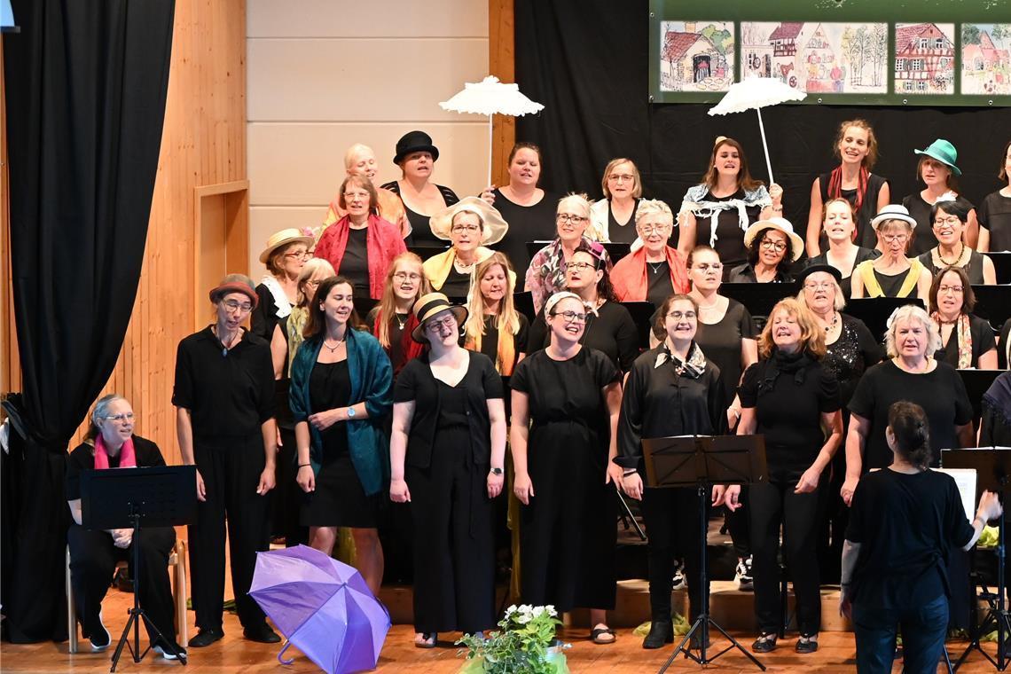 Musicalmelodien in Grab mitreißend musiziert Über 50 Sängerinnen und Sänger stehen gemeinsam auf der Bühne. Die passenden Kostüme für die Musicalhits dürfen dabei nicht fehlen. Foto: Elisabeth Klaper