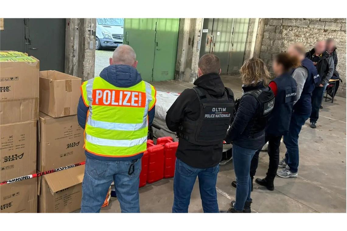 13 Festnahmen – Polizei gelingt Schlag gegen Schlauchboot-Mafia Über 500 Beamte waren im Einsatz.