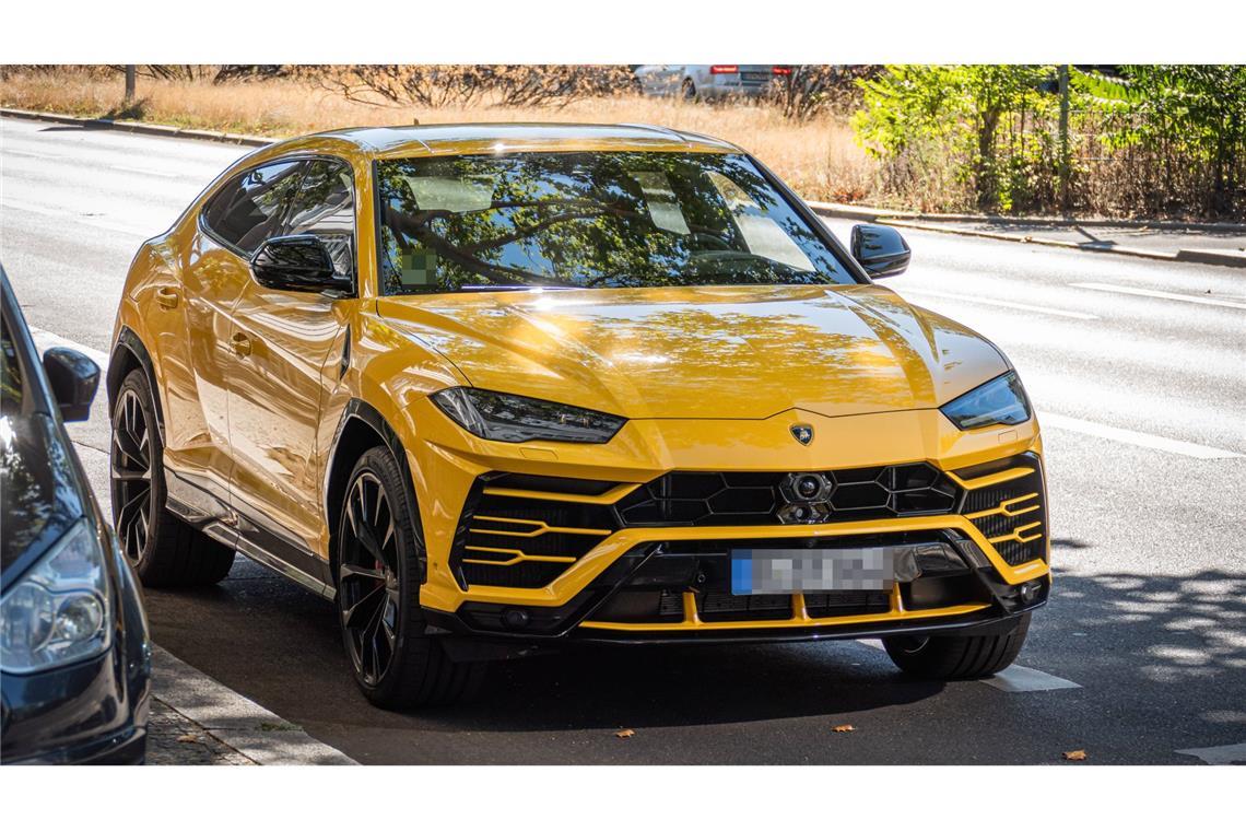 Über Autofarben wie bei diesem Lamborghini Urus lässt sich bekanntlich streiten – viel Power hat der Wagen aber allemal.