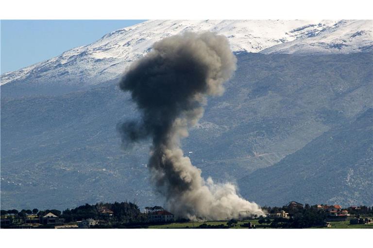 Über Chiam, einem südlibanesischen Dorf etwa 6 km von der israelischen Grenze entfernt, steigt Rauch auf  (Archivfoto).
