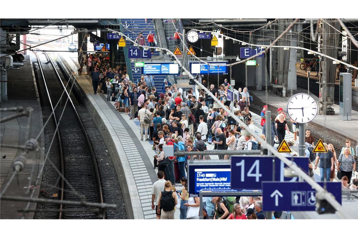 Über das lange Wochenende müssen sich Reisende auf volle Züge einstellen. (Archivbild)