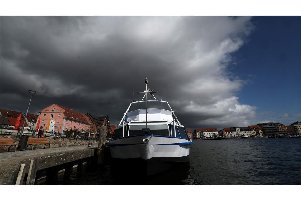 Über dem Stadthafen an der Müritz ziehen dunkle Wolken auf.