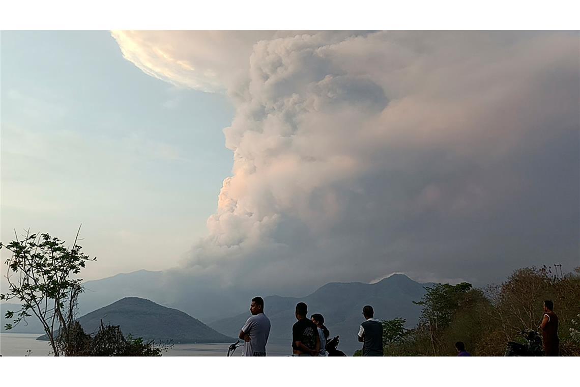 Vulkanausbruch in Indonesien: Internationale Flüge betroffen Über dem Vulkan liegt eine riesige Aschewolke in der Luft.