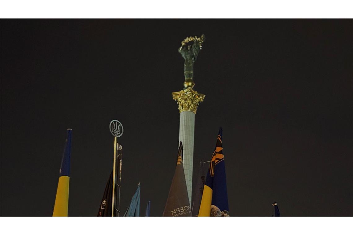 Kaffee, Tee und Wut auf Trump Über den Fahnen der Gedenkstätte für tote Soldaten erhebt sich Statue der Berehynja in ukrainischer Tracht, die einen Zweig des gewöhnlichen Schneeballs über ihren Kopf hält. Berehnya, eine Mischung aus der christlichen Muttergottes Maria und einer slawischen Gottheit ist die Beschützerin der Ukraine, die vor allem über die Freiheit und Unabhängigkeit des Landes wacht.