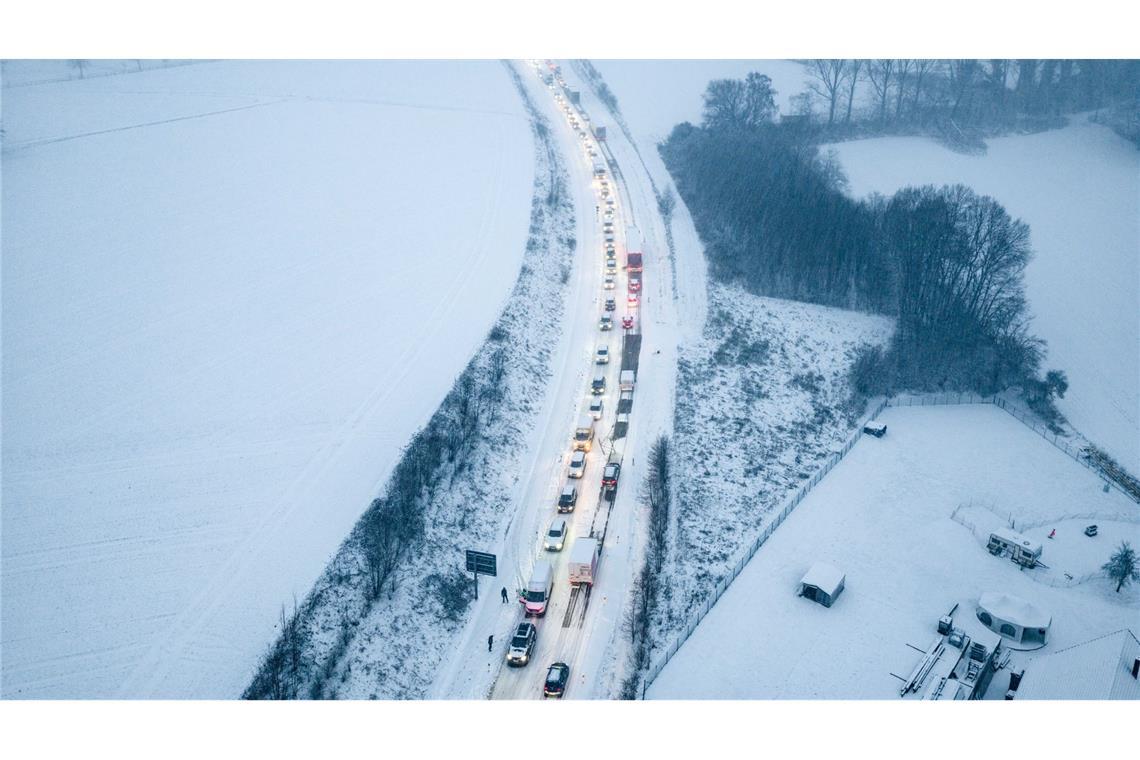 Über den Tag fällt laut dem DWD zunächst Regen im Westen, Südwesten und in Teilen der Mitte.