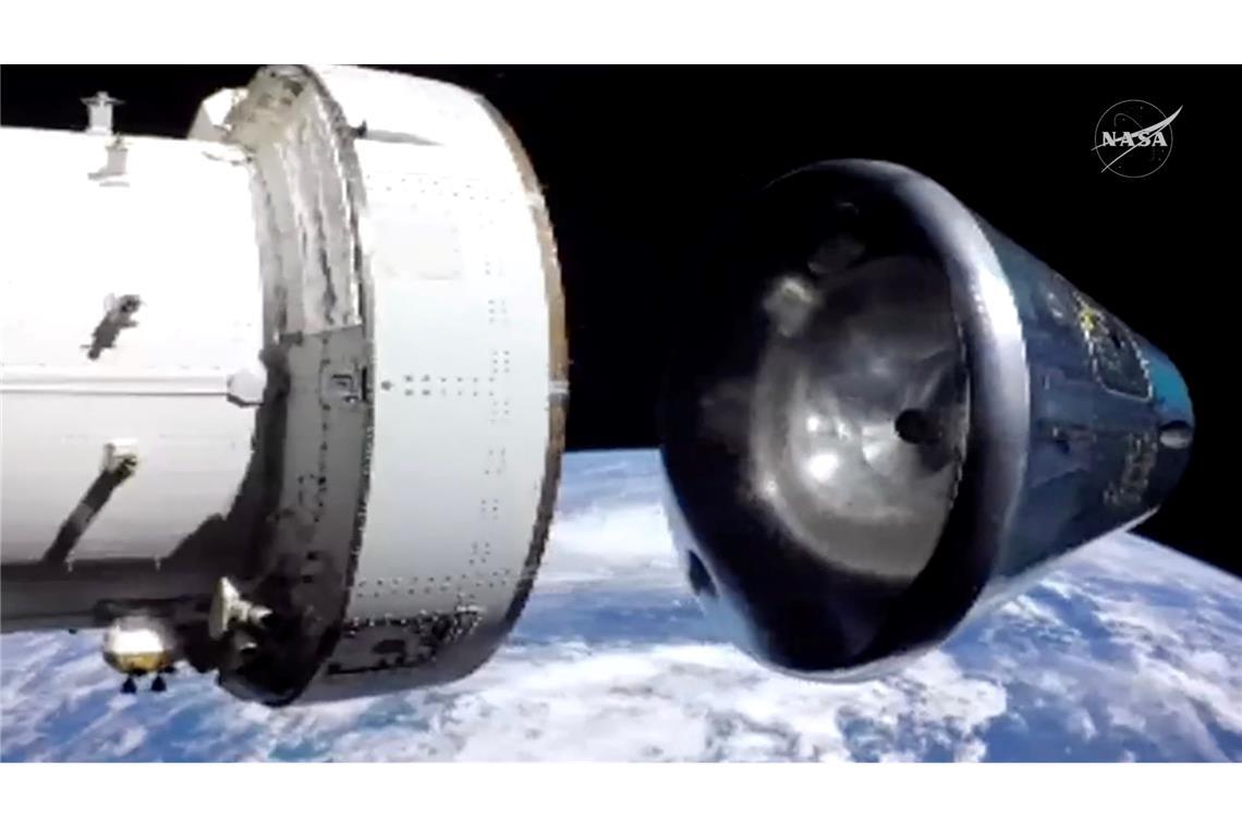 Über der Erde trennt sich die "Orion"-Kapsel, in der sich die Astronauten befinden, vom europäischen Servicemodul. Das Modul verglüht in der Atmosphäre und die Kapsel wassert im Pazifik.