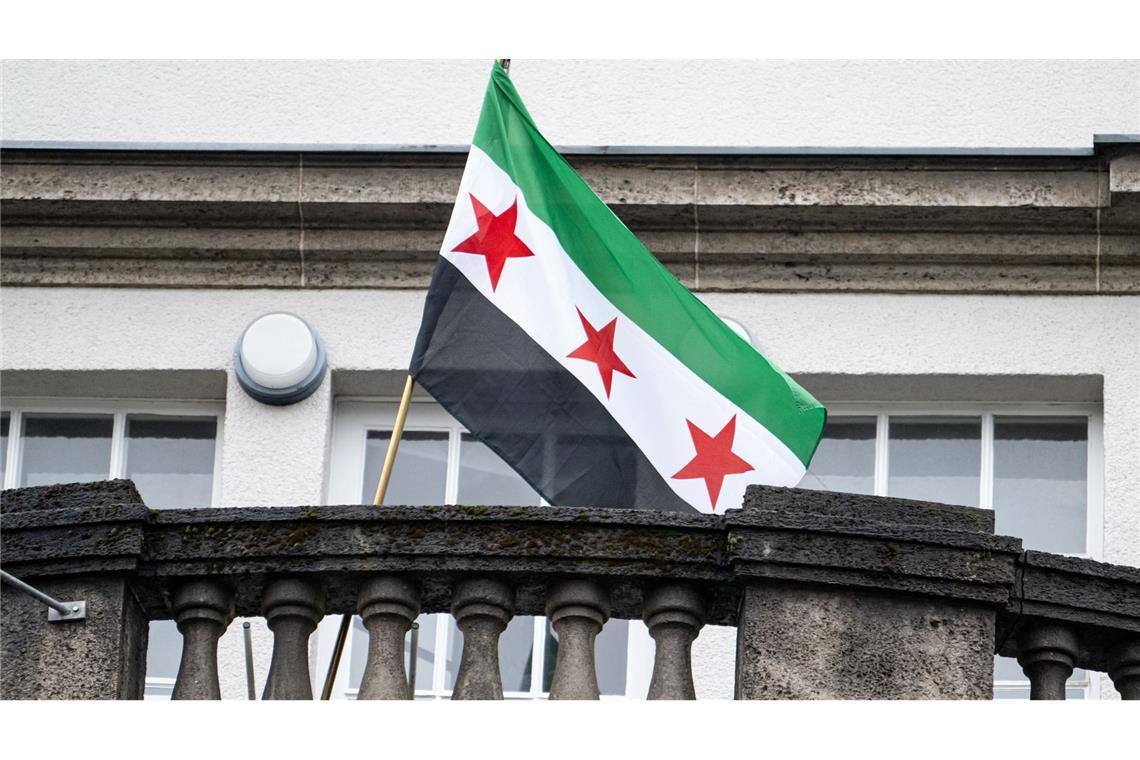 Vorerst keine Entscheidungen mehr zu Asylanträgen von Syrern Über der syrischen Botschaft in Berlin weht jetzt die Flagge der Revolutionäre.