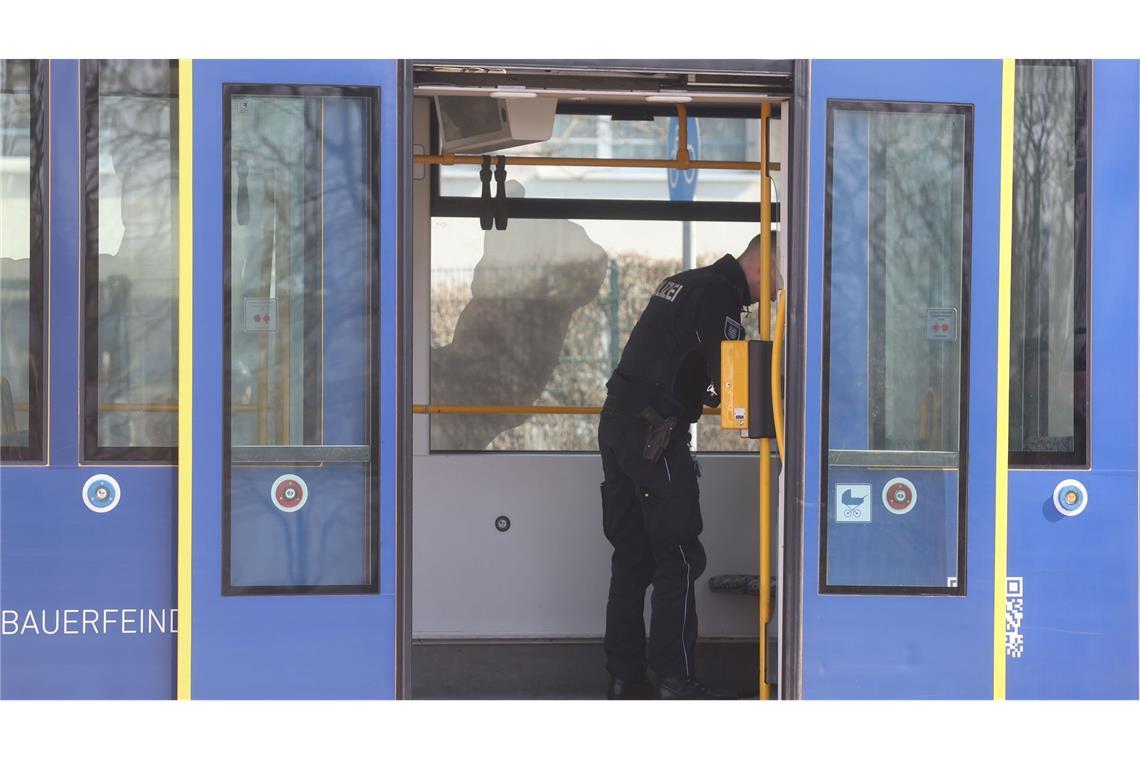 Frau angezündet - Täter auf der Flucht Über die Hintergründe des Brandanschlags in einer Straßenbahn in Gera war zunächst nichts bekannt.
