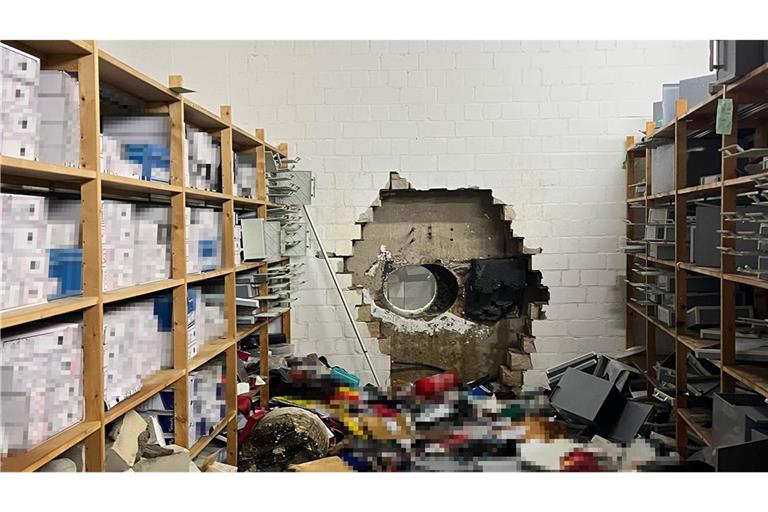 Über dieses Loch gelangten die Einbrecher in den Tresorraum der Bank.