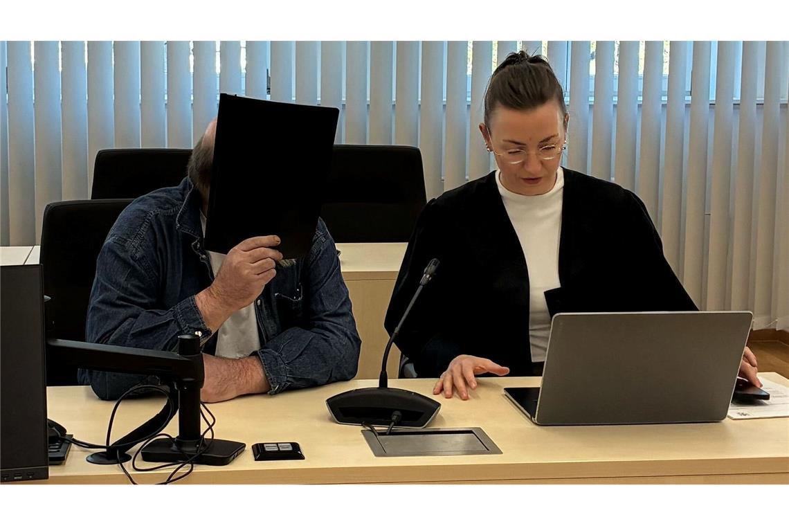 Über Jahre soll der Angeklagte unter anderem seine Stieftochter sexuell missbraucht haben.