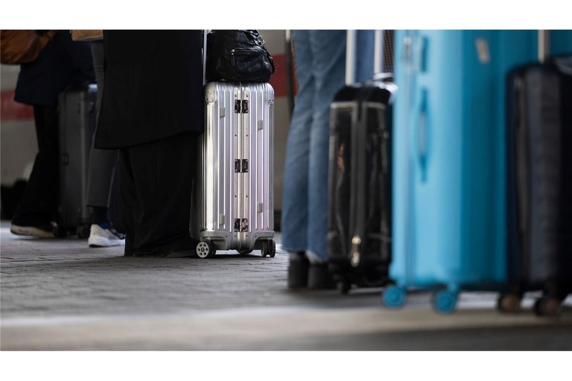 Über Lautsprecher werden Reisende immer wieder sensibilisiert, ihr Gepäck vor Dieben zu schützen. (Illustration)