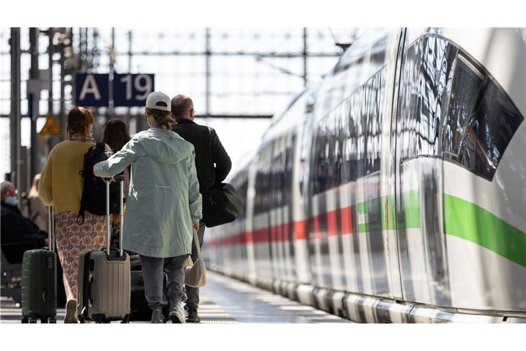 Über Ostern ist es stets voll auf den Bahnhöfen und in den Fernzügen der Deutschen Bahn. (Archivbild)