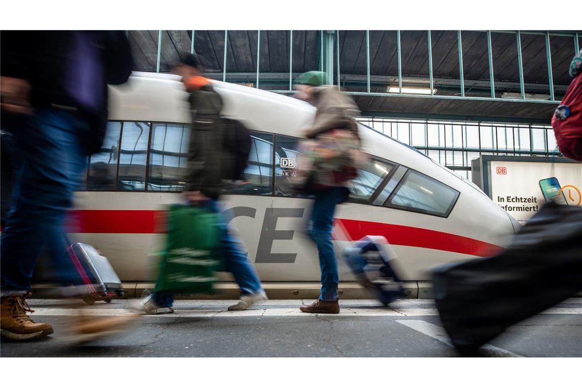 Mehr als zwei Millionen Bahn-Fahrgäste über Ostern Über Ostern reisen so viele Fahrgäste wie noch nie im Fernverkehr der Deutschen Bahn. (Archivbild)
