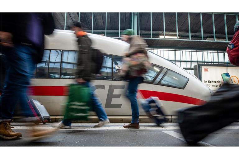 Über Ostern reisen so viele Fahrgäste wie noch nie im Fernverkehr der Deutschen Bahn. (Archivbild)