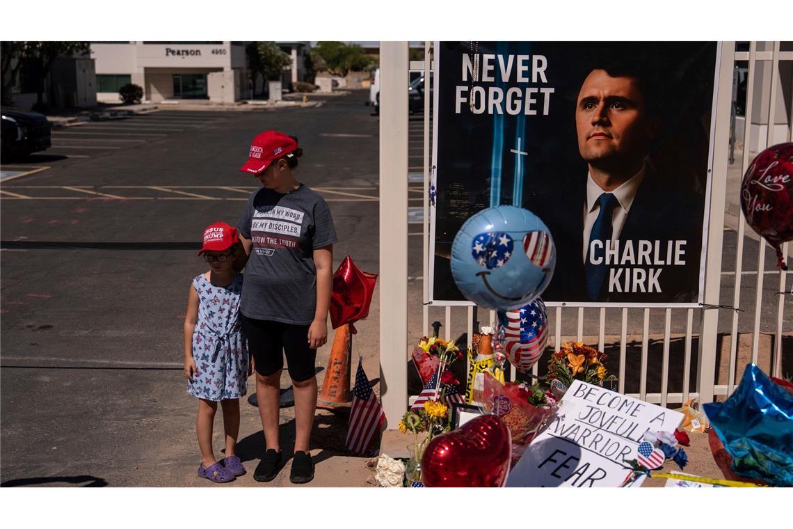 Hohe Sicherheitsvorkehrungen bei Kirk-Trauerfeier in Arizona Über seine Plattformen, darunter auch ein erfolgreicher Podcast, erreichte Kirk Millionen junger Menschen.
