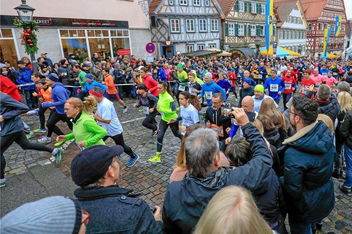 Alleine, zu zweit oder im kleinsten Kreis Über tausend Sportler und Tausende von Zuschauern: Die Hoffnung ist, dass ein solcher Silvesterlauf 2021 wieder möglich ist. Foto: A. Becher