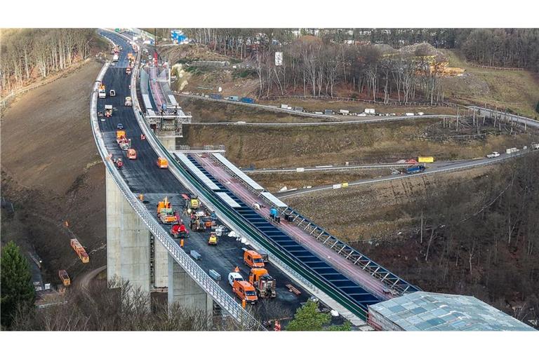 Überall Fahrzeuge und Arbeiter: Die Baufirmen haben die neue Brücke im Rekordtempo hochgezogen.