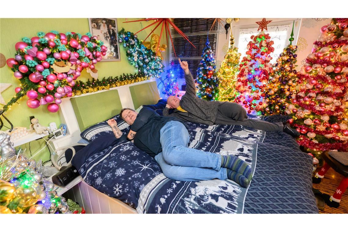 Überall im Haus stehen Weihnachtsbäume - auch im Schlafzimmer.