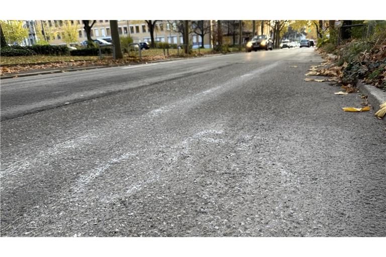 Überbleibsel eines Fahrrad-Piktogramms sind auf einer Straße zu sehen. Dort hatten Aktivisten nachts einen Fahrradweg auf eine Straße gemalt.