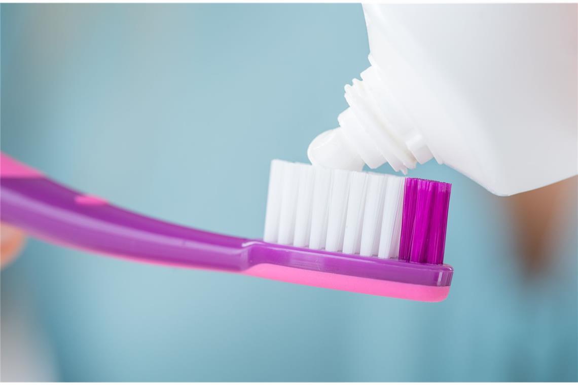 Au Backe . . . Zahnweh! Überempfindliche Zähne können medikamentös behandelt werden. Dabei wird an den betreffenden Stellen im Gebiss zum Beispiel ein Gel aufgetragen.