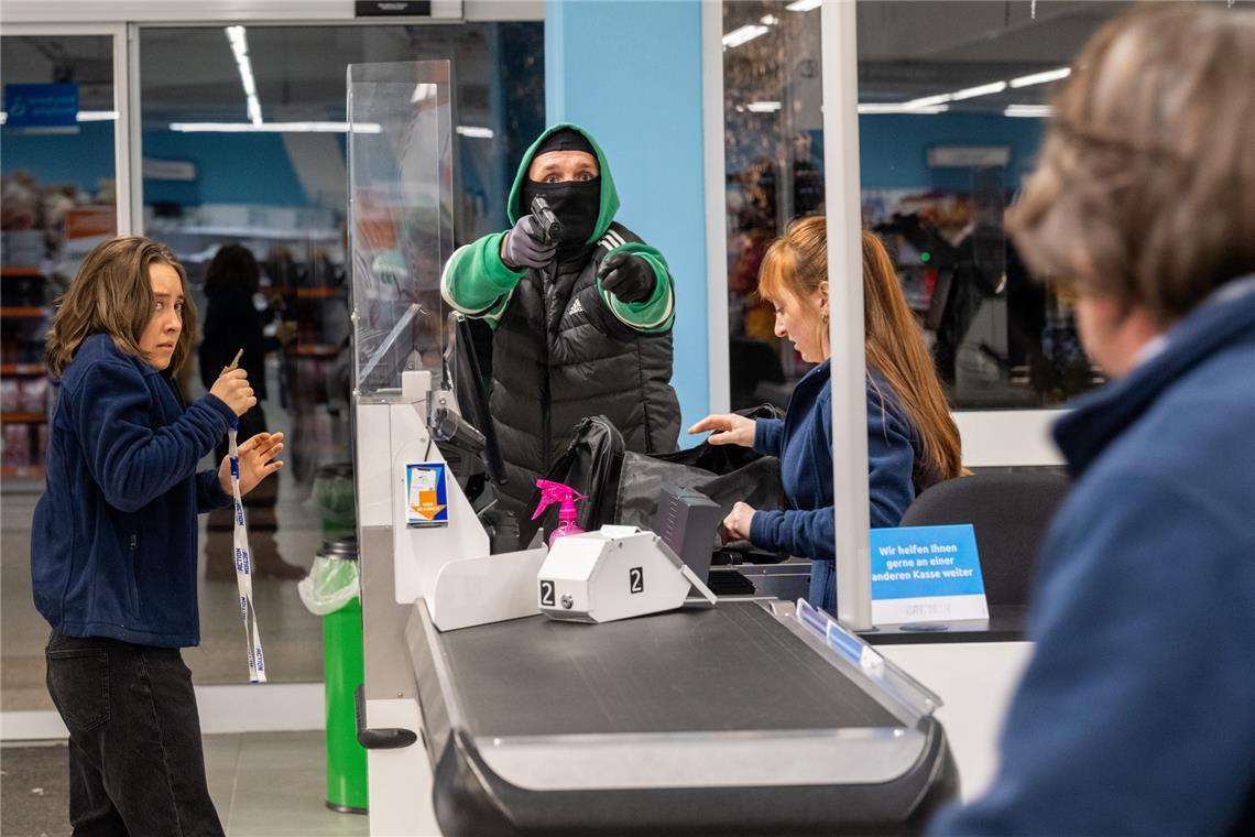 Überfall auf einen Discounter. Der Täter im grünen Jogginganzug bedroht die Angestellten. Doch dann stören Zeugen die Tat.