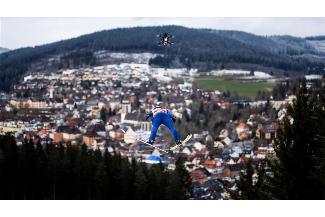 Bilder des Tages Überflieger: Pius Paschke fliegt in Titisee-Neustadt zum nächsten Sieg.