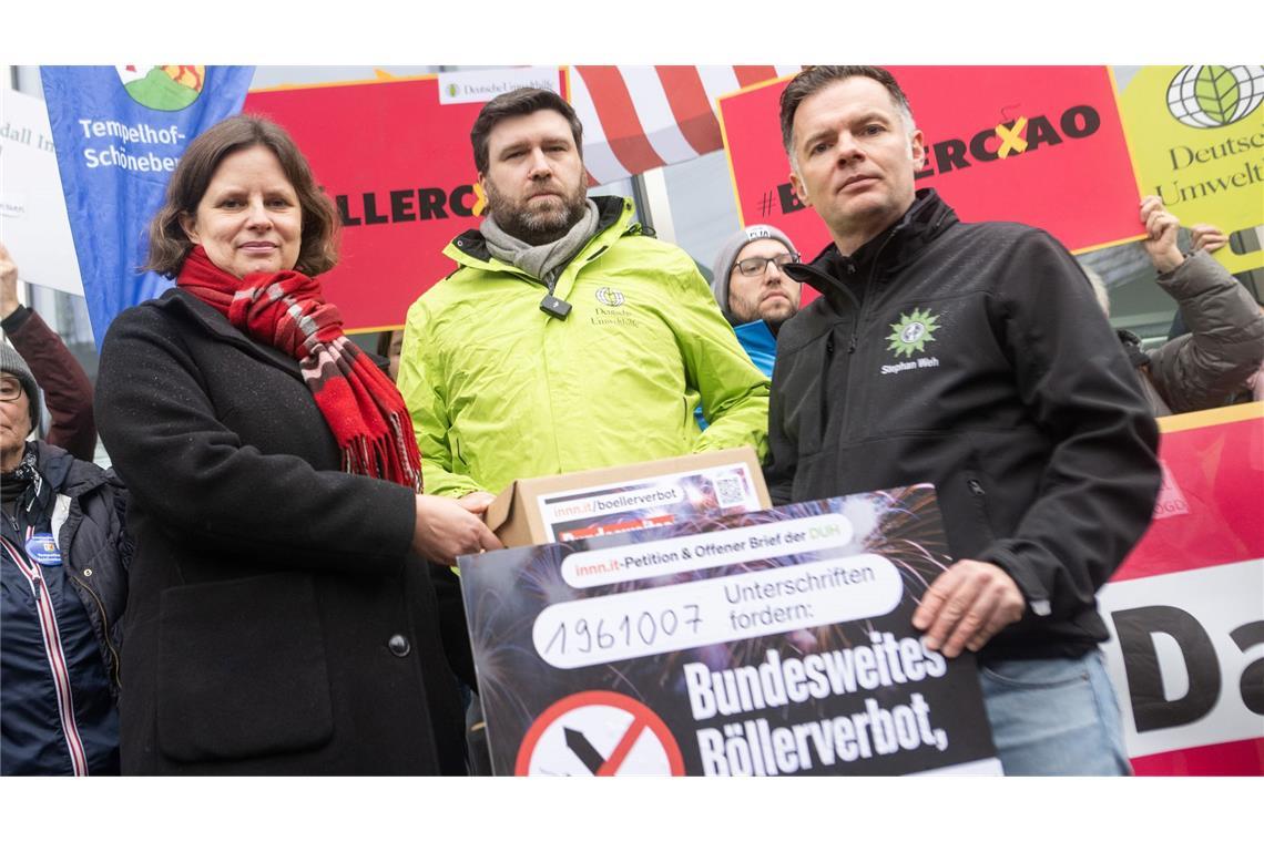 1,9 Millionen Menschen fordern Böllerverbot Übergabe der Petition an das Bundesinnenministerium.