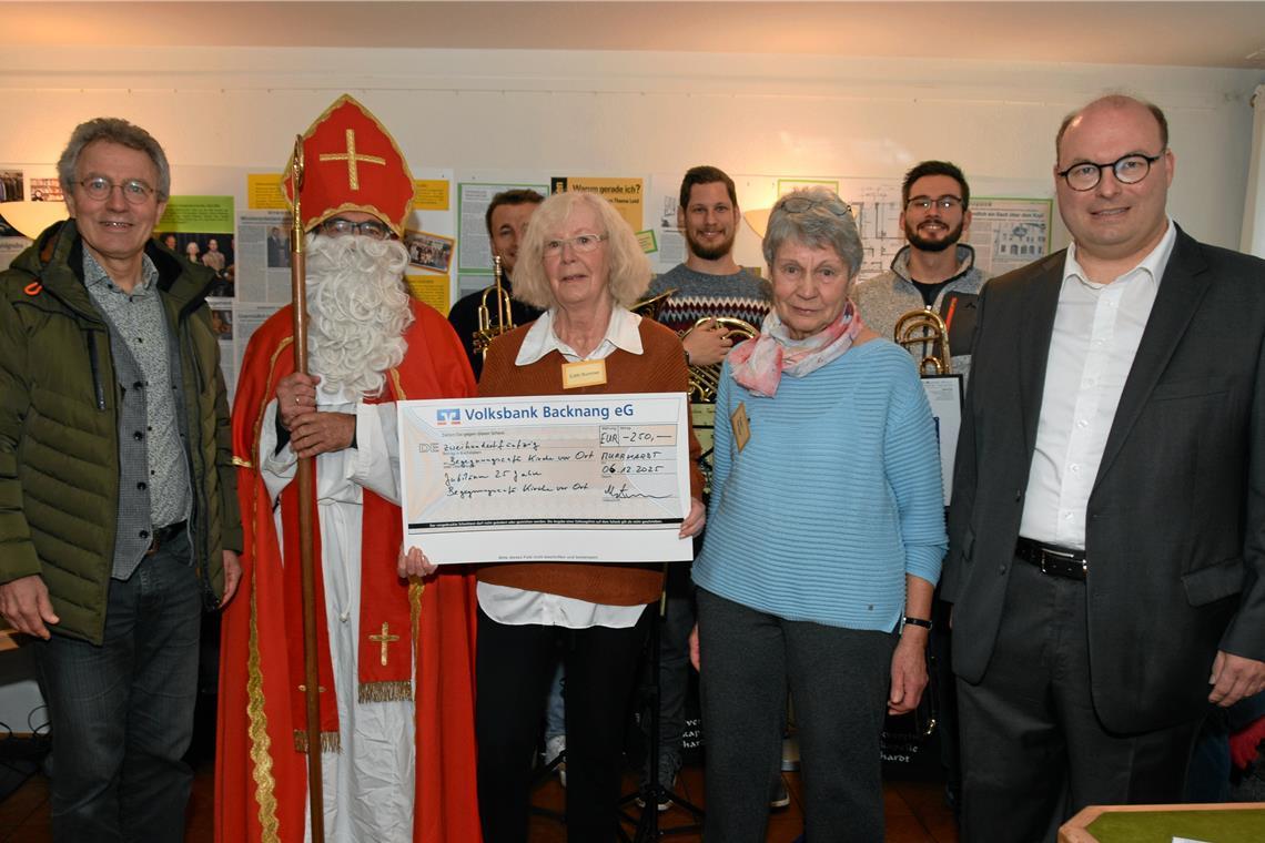 Übergabe des Jubiläumspräsents (vorne von rechts) mit Bürgermeister Armin Mößner, Evelin Kempter, Edith Rummer, Martin Stierand und Pfarrer Achim Bellmann. Foto: Elisabeth Klaper