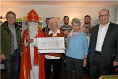 Übergabe des Jubiläumspräsents (vorne von rechts) mit Bürgermeister Armin Mößner, Evelin Kempter, Edith Rummer, Martin Stierand und Pfarrer Achim Bellmann. Foto: Elisabeth Klaper