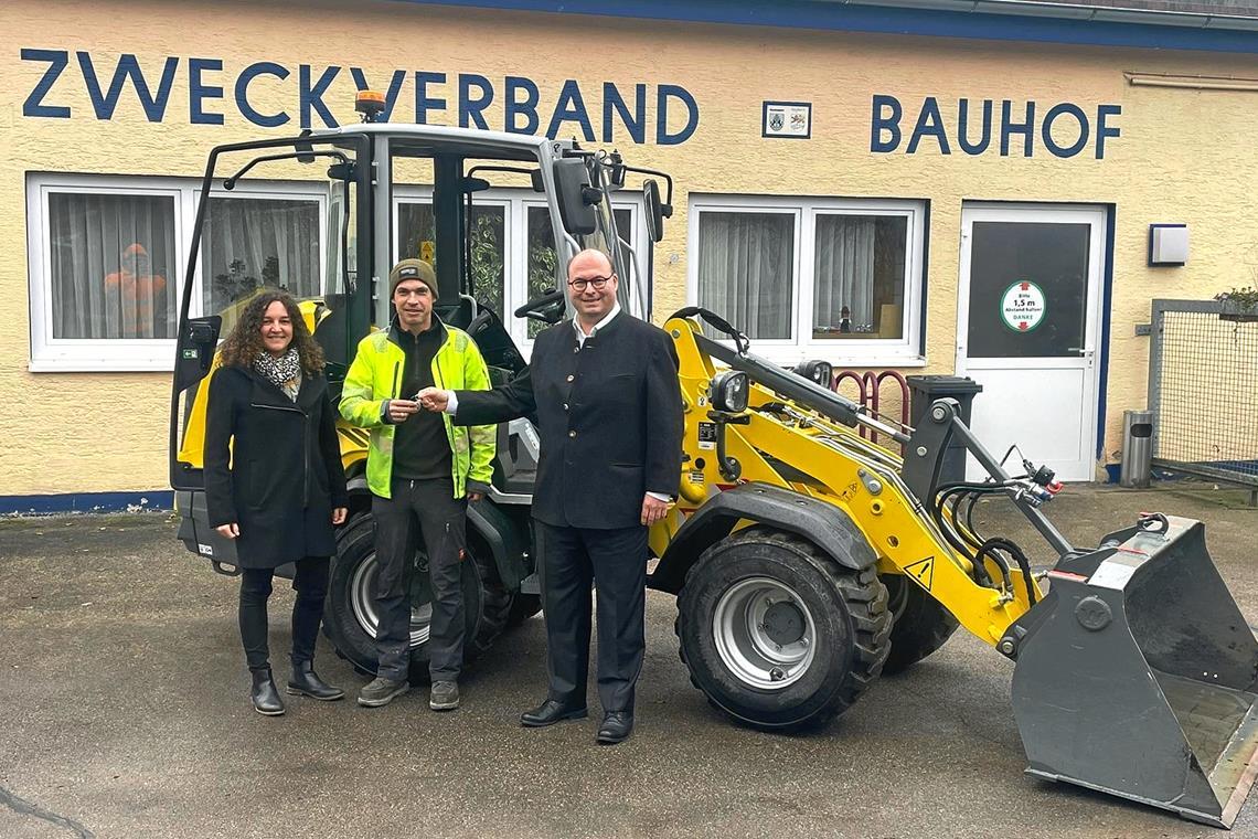 Übergabe im Bauhof mit (von links) Bürgermeisterin Veronika Franco Olias, stellvertretendem Bauhofleiter Felix Heinz und Bürgermeister Armin Mößner. Foto: Stadtverwaltung Murrhardt