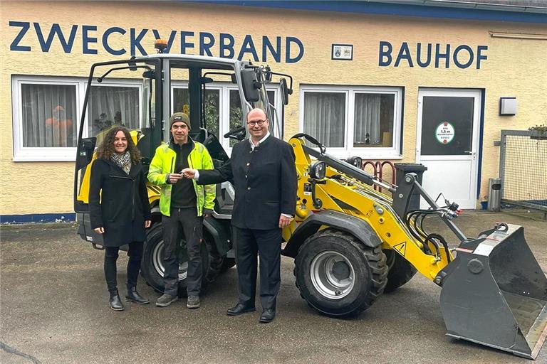 Übergabe im Bauhof mit (von links) Bürgermeisterin Veronika Franco Olias, stellvertretendem Bauhofleiter Felix Heinz und Bürgermeister Armin Mößner. Foto: Stadtverwaltung Murrhardt