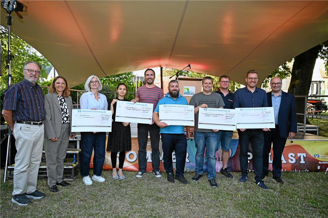 Übergabe symbolischer Schecks an fünf Projekte und Organisationen, die die Bürgerstiftung Murrhardt unterstützt mit (von links) Karl-Heinz Ziegler, Anja Anna, Gabriele Hammer, Somaia Moradi, Jochen Schneider, Marc Brenner, Bernd Wurst, Paul Burkhardt, Johannes Wacker und Bürgermeister sowie Vorstandsvorsitzender Armin Mößner. Foto: Elisabeth Klaper