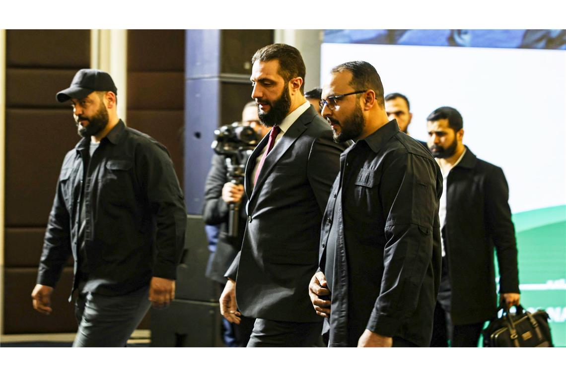 Konferenz über die Zukunft Syriens Übergangspräsident Ahmed al-Scharaa (Mitte) bei der Zukunftskonferenz in Damaskus