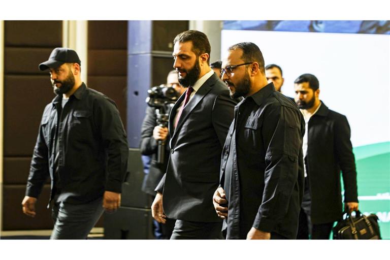 Übergangspräsident Ahmed al-Scharaa (Mitte) bei der Zukunftskonferenz in Damaskus
