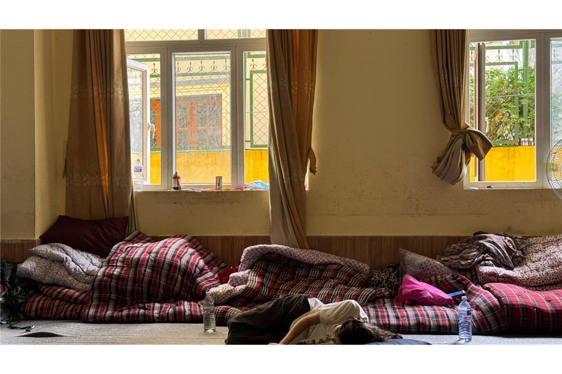 Überlebende ruhen sich in einem Kloster aus, in dem Hunderte in Kathmandu, Nepal, Zuflucht gesucht haben. (zu dpa: «Überall Leichensäcke: Mehr als 1.000 Tote nach Himalaya-Flut»)