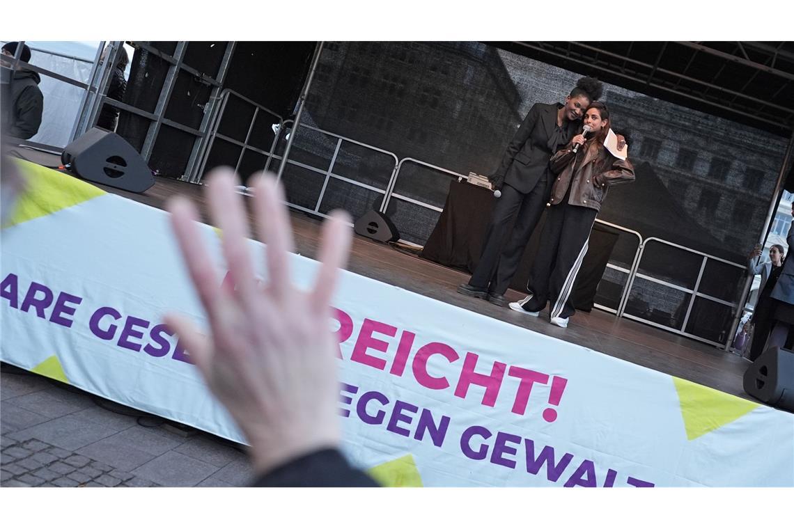 Überraschend nahm die Schauspielerin und Moderatorin Collien Fernandes doch an der Kundgebung auf dem Rathausmarkt in Hamburg teil. (Archivfoto)