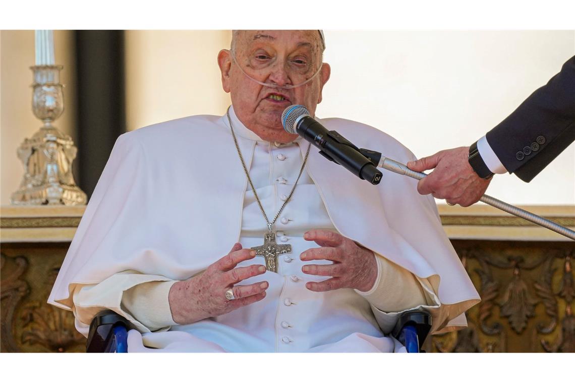 Papst Franziskus zeigt sich überraschend auf dem Petersplatz Überraschung in Rom: Kranker Papst spricht kurz zu den Gläubigen.